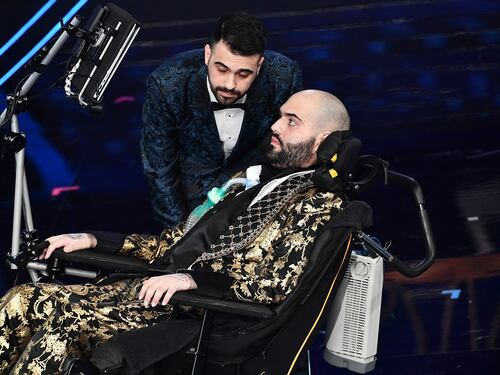 Sanremo, sul palco il coraggio e la forza di Paolo Palumbo, cantante malato di SLA