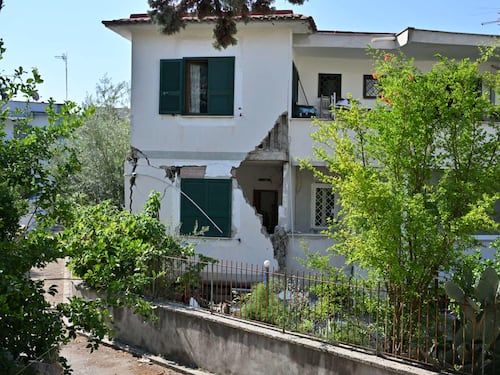 Campi Flegrei, il vero nemico è l’abusivismo