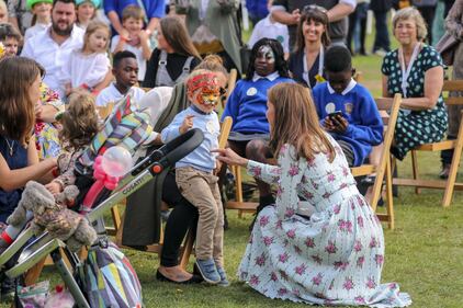 Kate Middleton circondata dai bimbi: foto 2