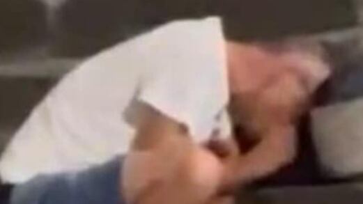 Degrado a Cortona, la foto choc: il turista sniffa cocaina in piazza