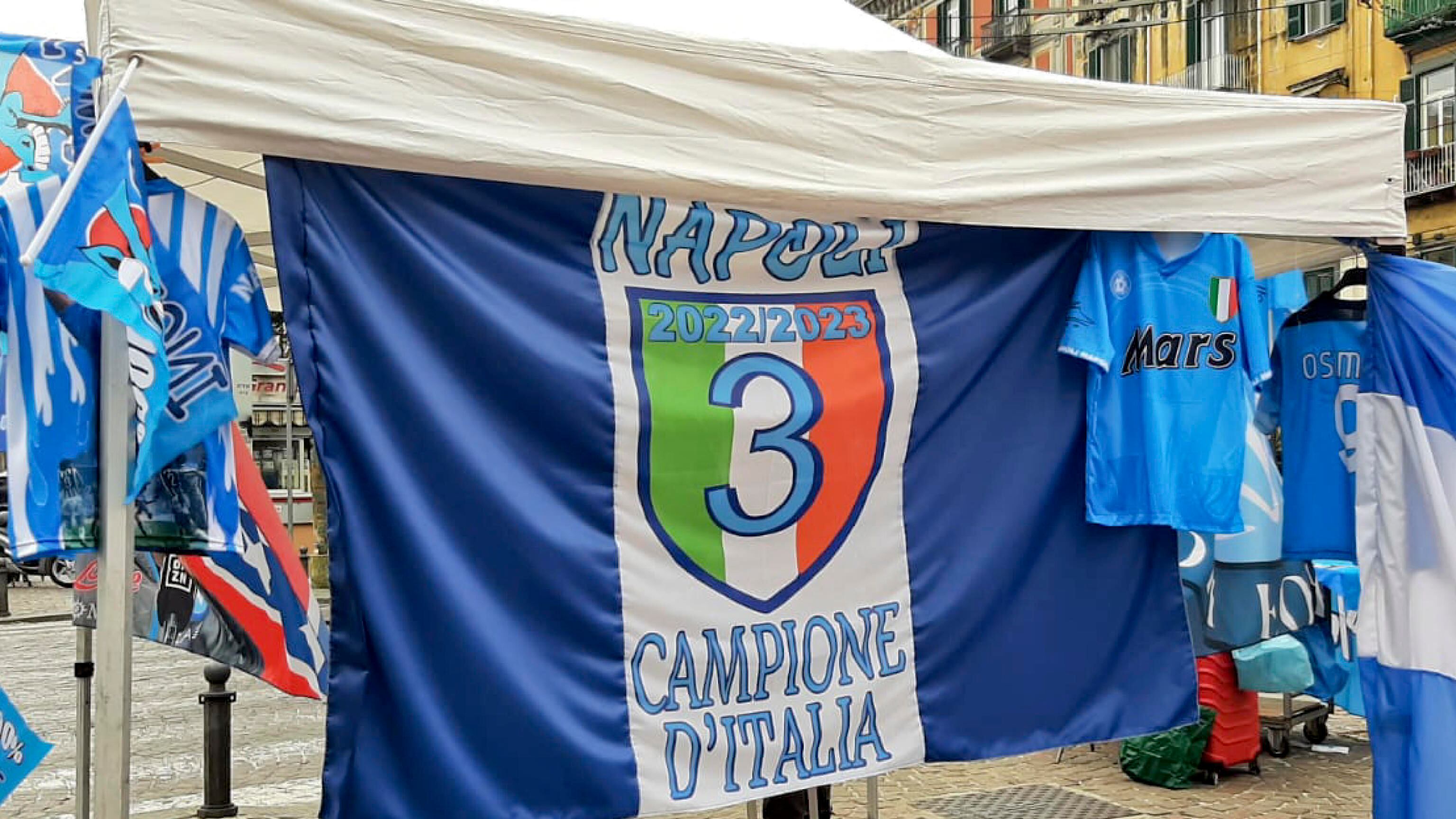 Bandiere, tatuaggi, Padre Pio: lo scudetto è già arrivato a Napoli