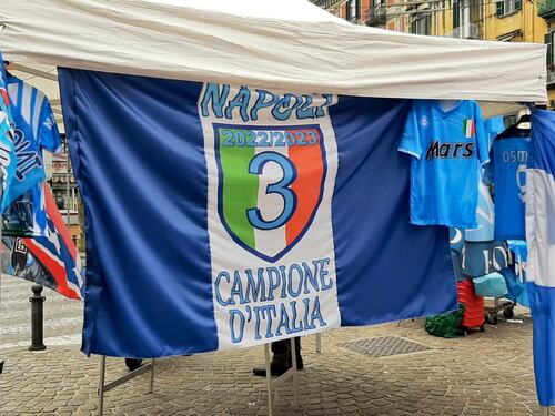 Bandiere, tatuaggi, Padre Pio: lo scudetto è già arrivato a Napoli