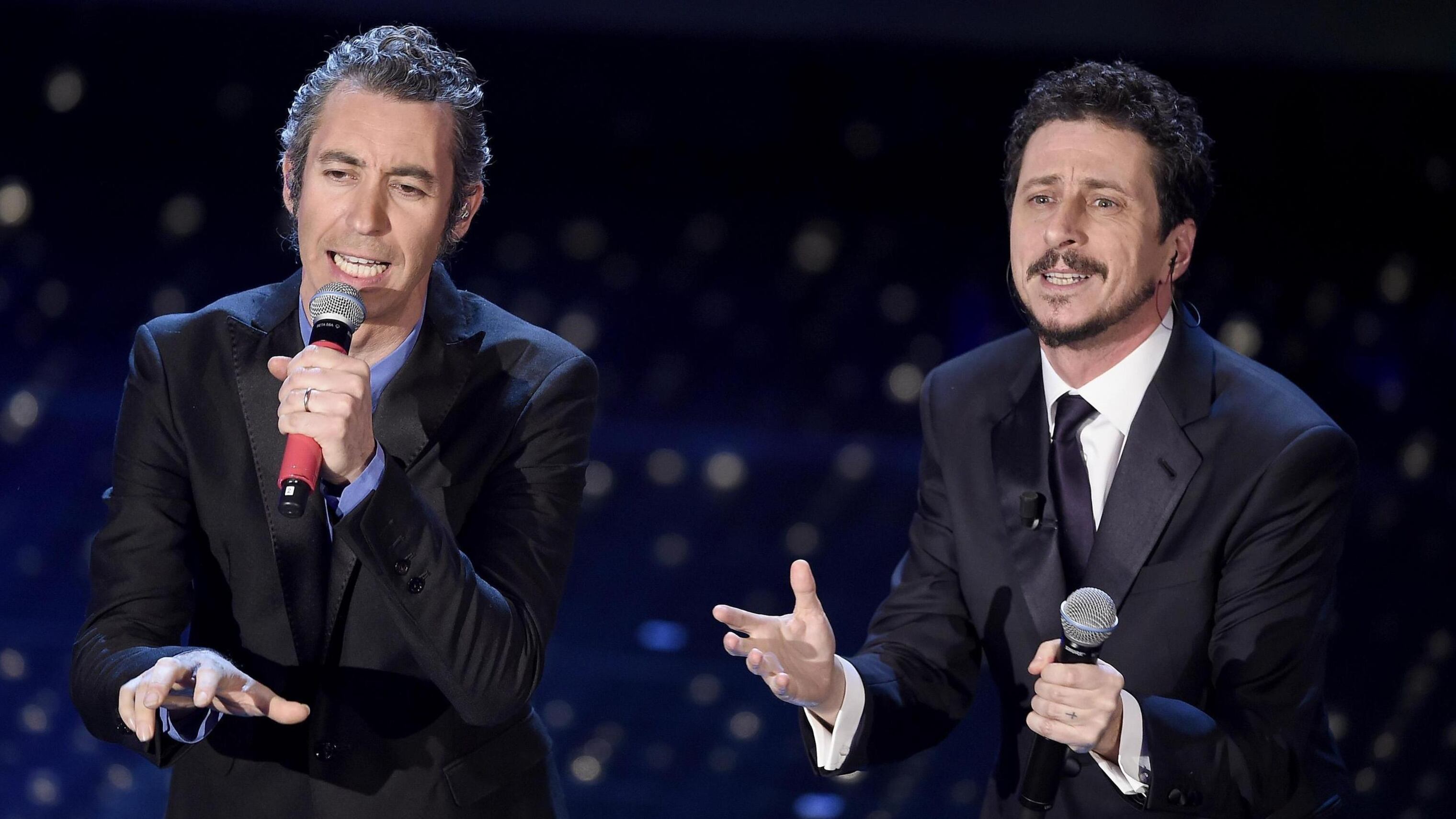 Humor nero e gag su Renzi Luca e Paolo svegliano la serata della nostalgia