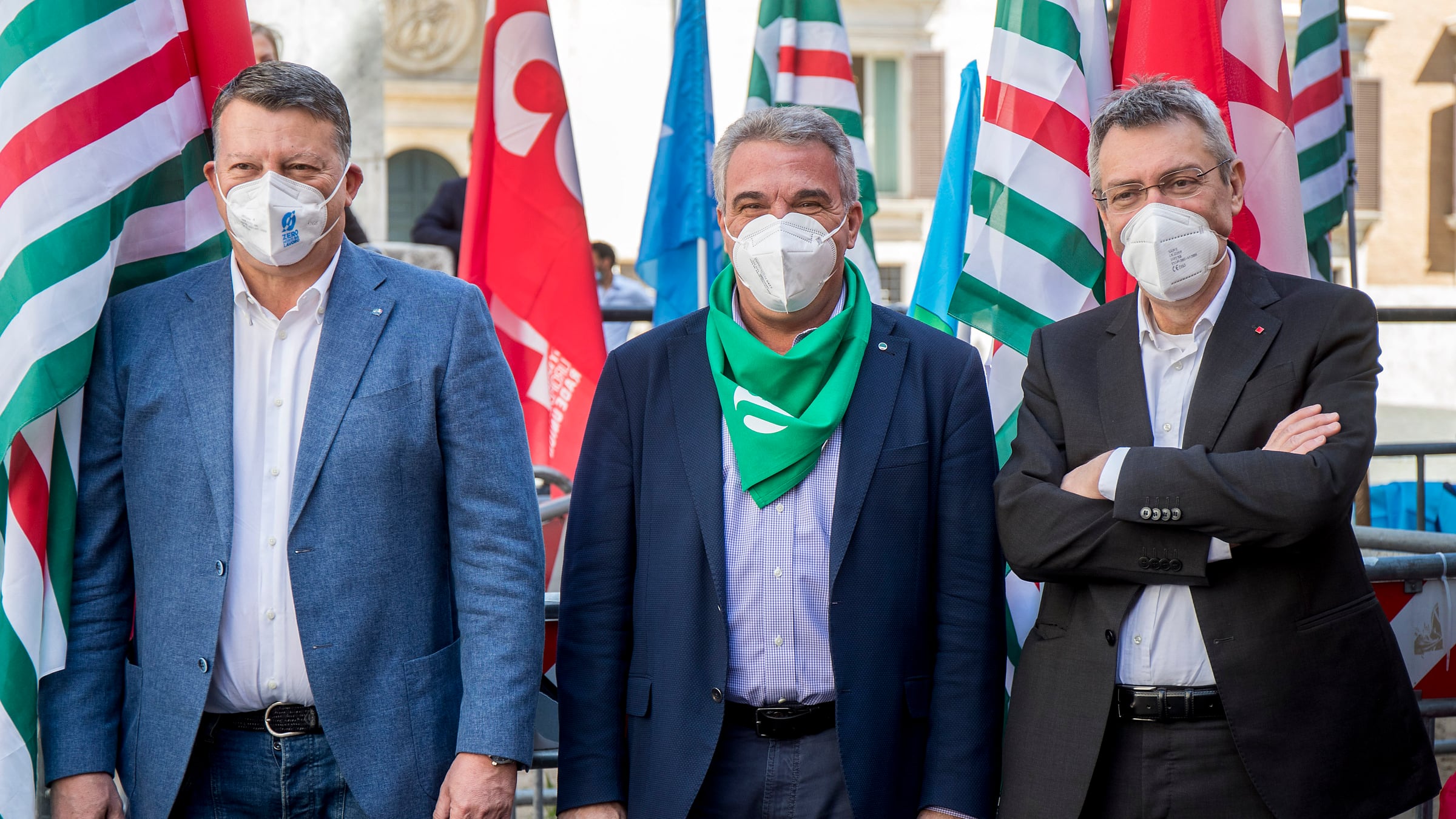 Licenziamenti, sindacati in piazza