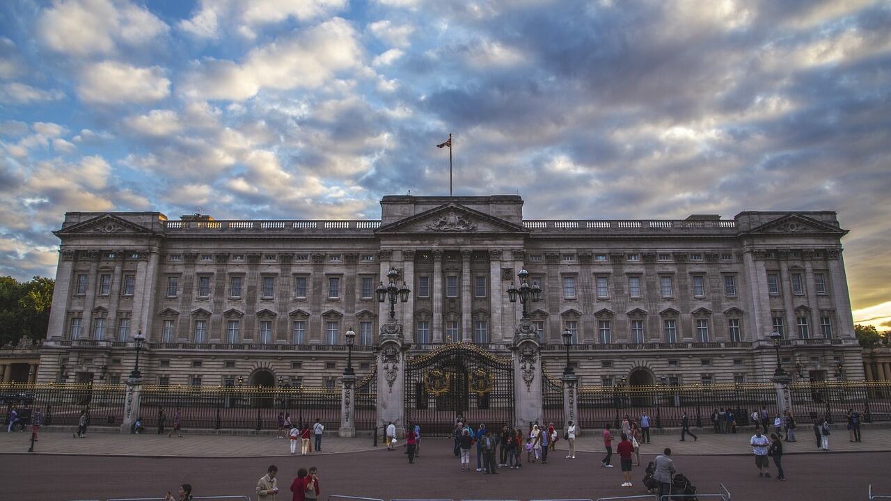 Pugni e bicchieri spaccati. Dipendente ubriaca di Buckingham Palace semina il panico al party di Natale