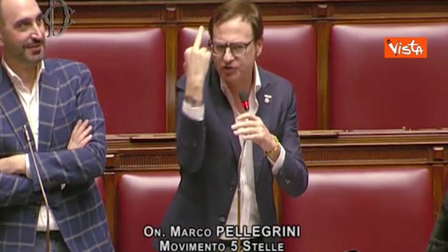 Insulti e dito medio: è giallo sul gestaccio del deputato grillino
