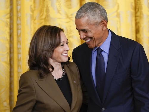 Kamala Harris "benedetta" da Obama. Lei: "Pronta per il dibattito tv"