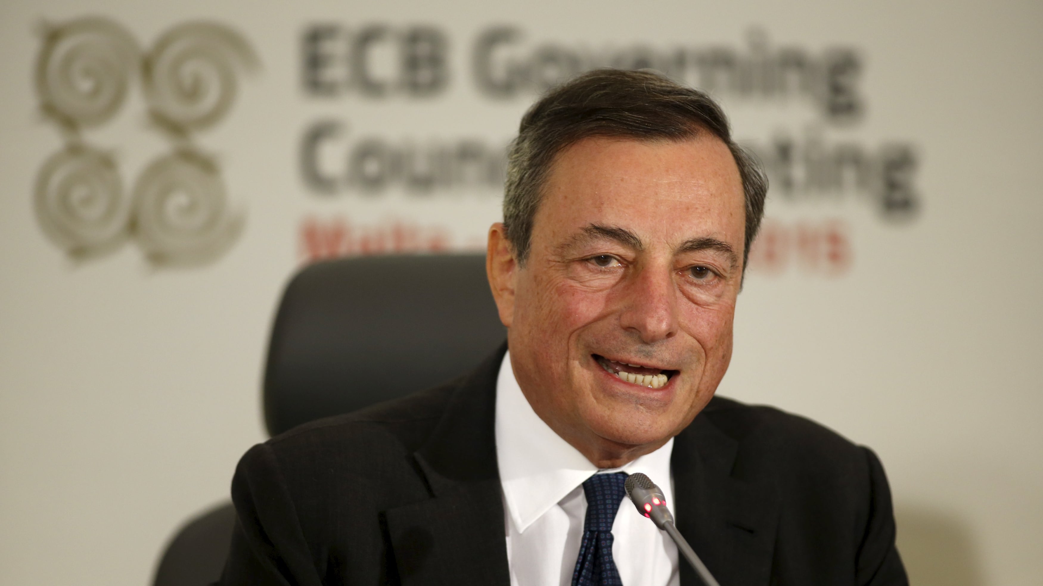 Festa finita, Draghi e l'Italia pagano il conto di Macron