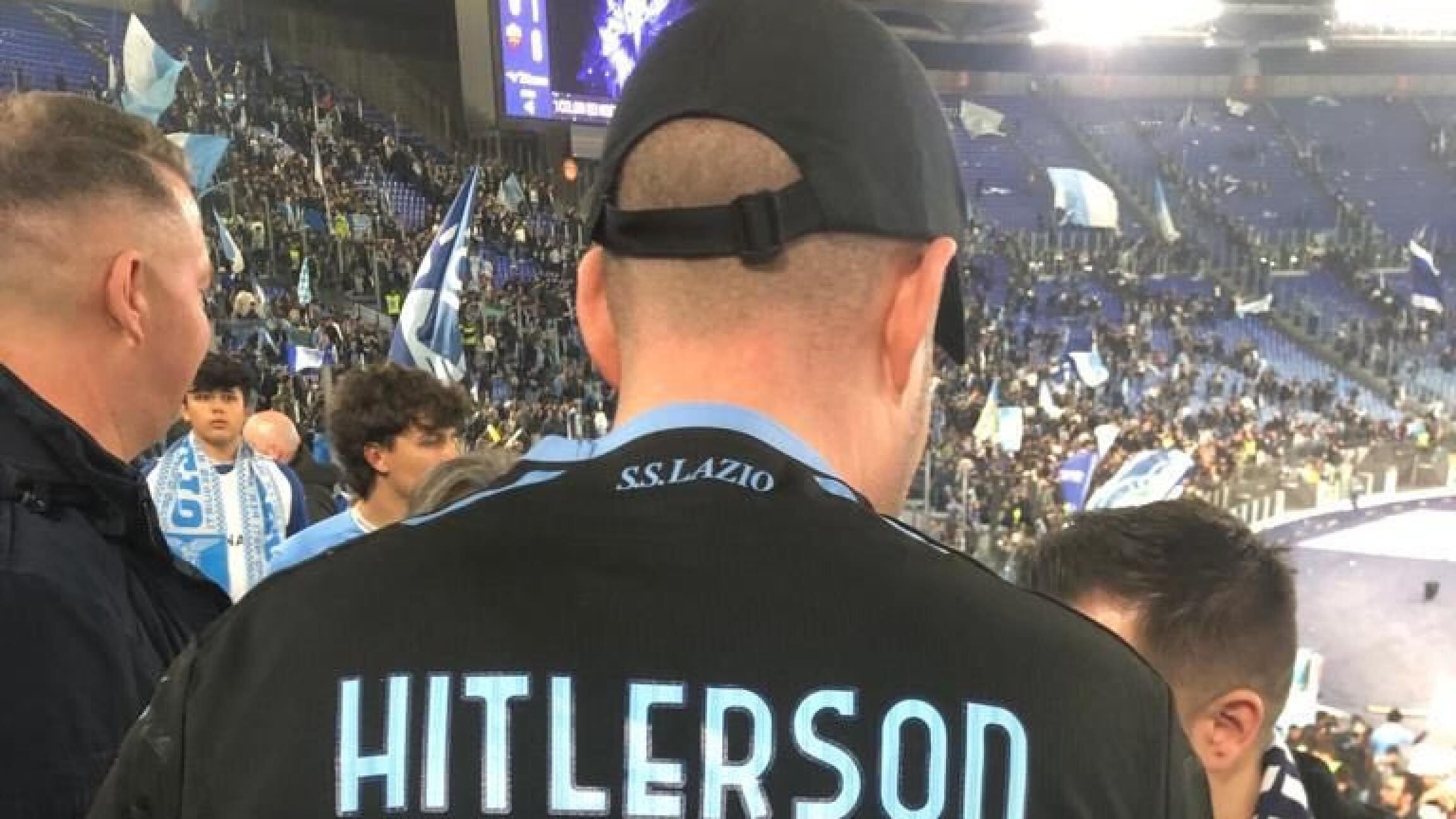 Giro di vite sull’antisemitismo nel calcio. Vietata la maglia 88 e stop in caso di cori razzisti
