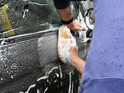 Lavare l’auto in strada, un’abitudine che può costare molto cara: ecco cosa è bene sapere