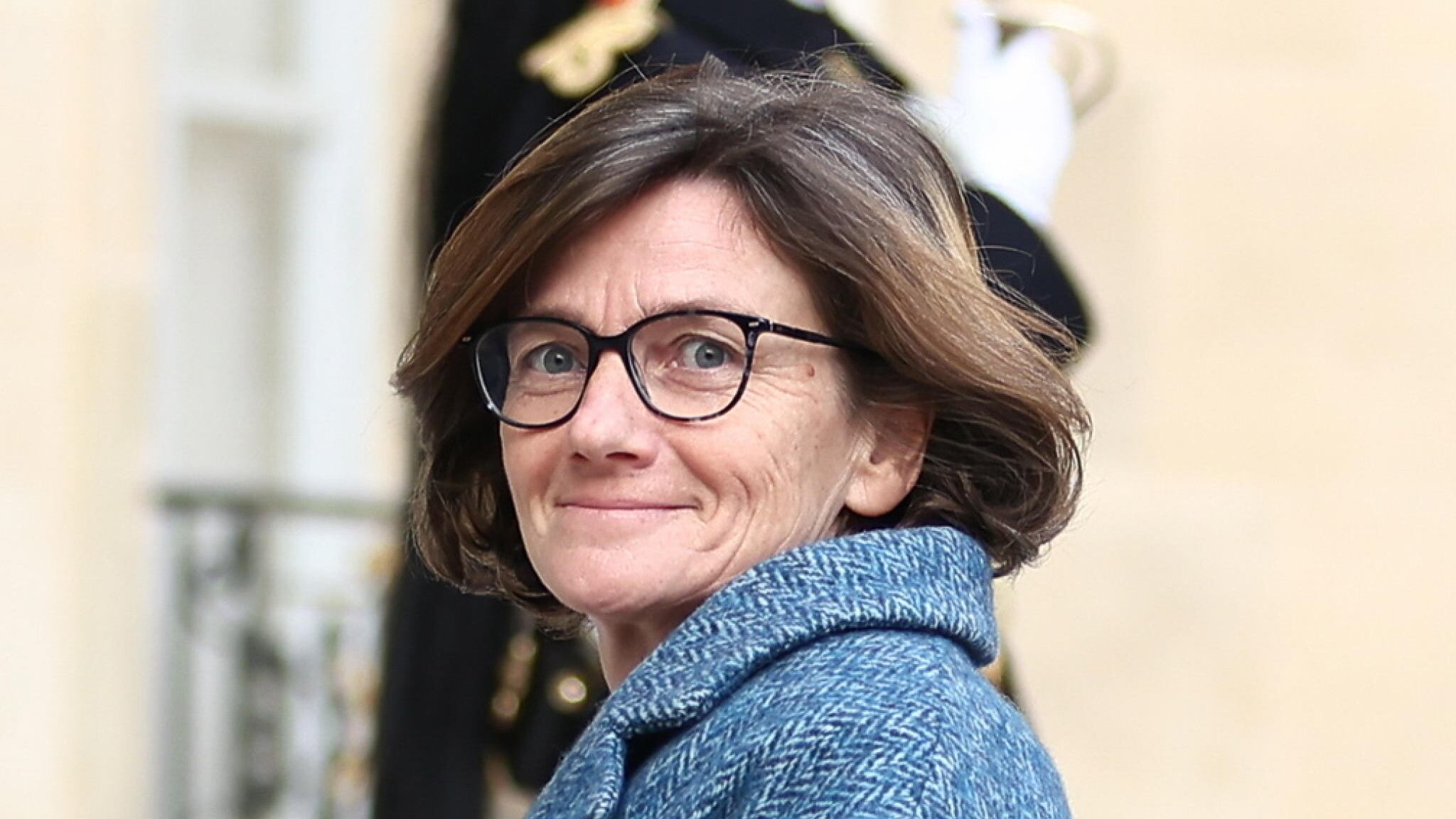 "Regali per 20mila euro non dichiarati". La neoministra di Macron sotto inchiesta