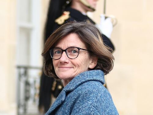 "Regali per 20mila euro non dichiarati". La neoministra di Macron sotto inchiesta