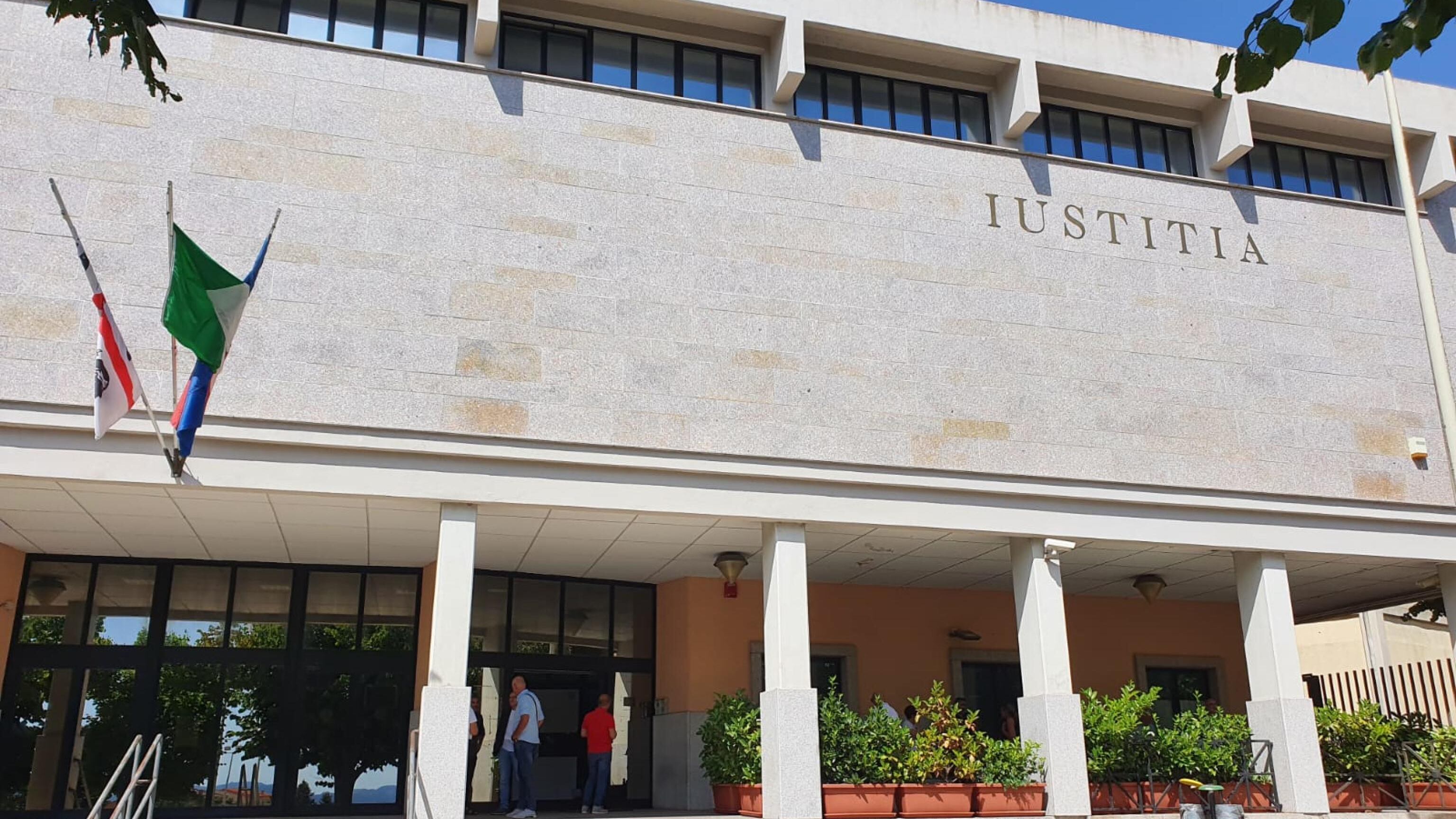 Grillo jr, imputati divisi: due amici a sorpresa in aula