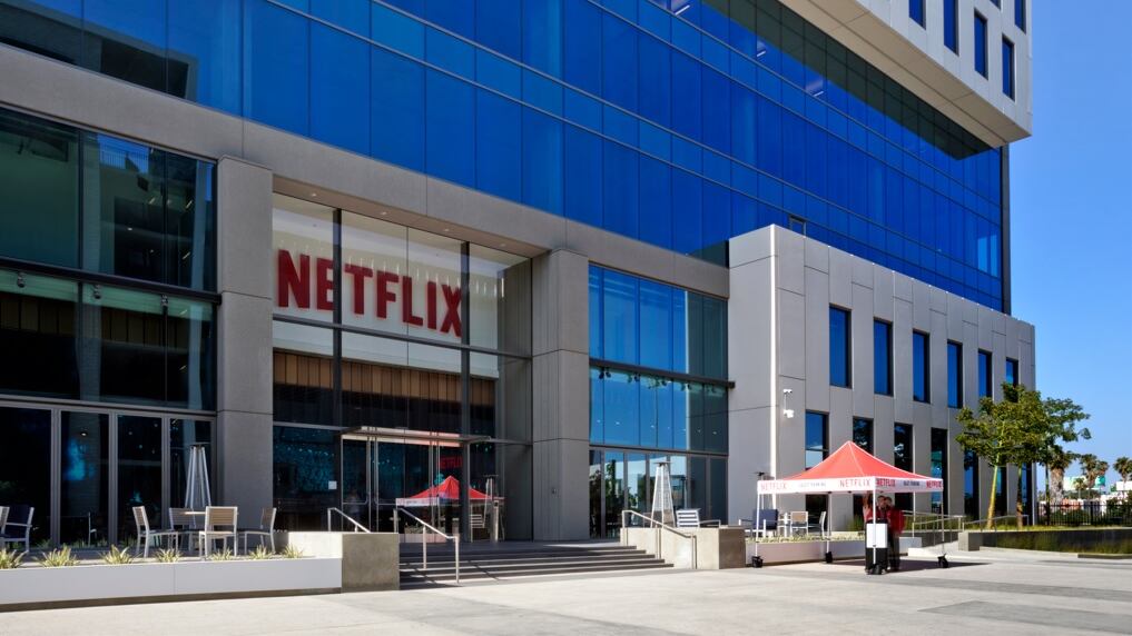 Incidente stradale durante le riprese: morti due attori della serie Netflix "The Chosen One"