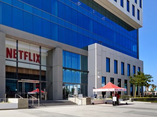 Incidente stradale durante le riprese: morti due attori della serie Netflix "The Chosen One"