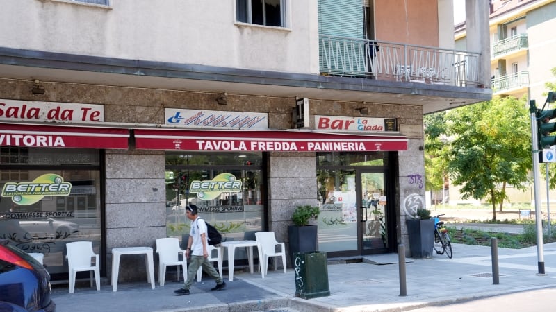 Terrore a Milano, uomo di 55 anni colpito alle spalle con 20 coltellate da un 22enne. "Mai visto prima, ha estratto l'arma senza motivo"