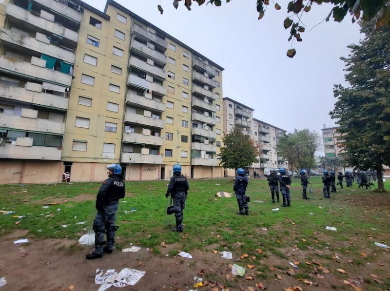L'operazione della polizia in via Bolla  a Milano 7