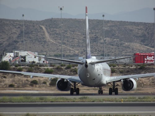 Aggredisce un funzionario per un cambio di posto in aereo