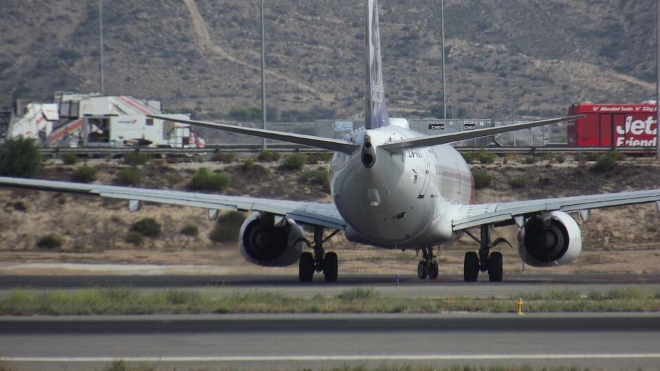 Turista si droga in aereo e muore di overdose davanti ai passeggeri