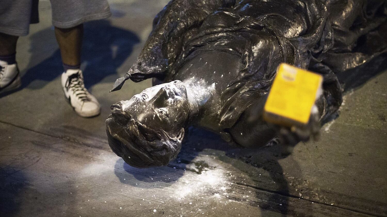 Black Lives Matter rovescia la statua del colonnello che si batté contro la schiavitù