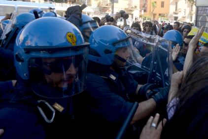 La polizia carica gli antagonisti 12