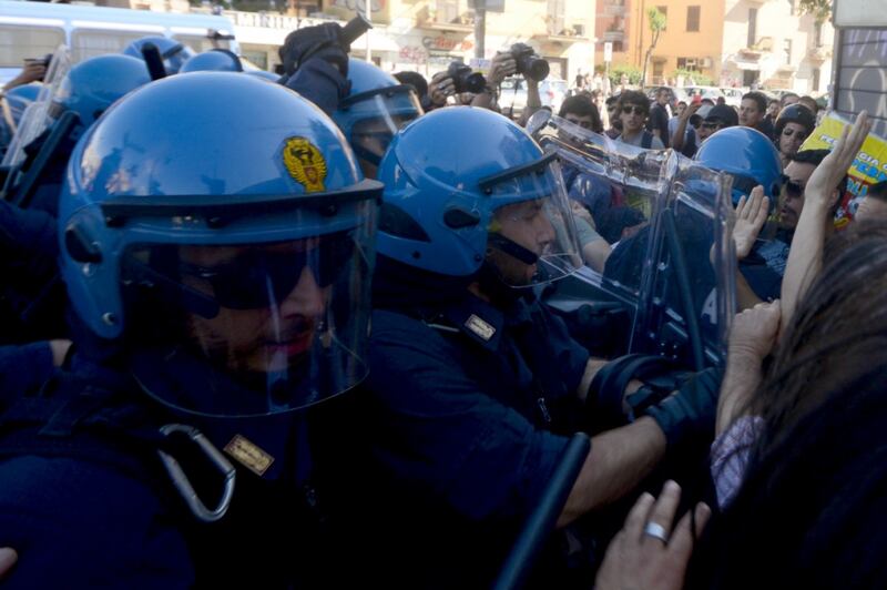 La polizia carica gli antagonisti 12