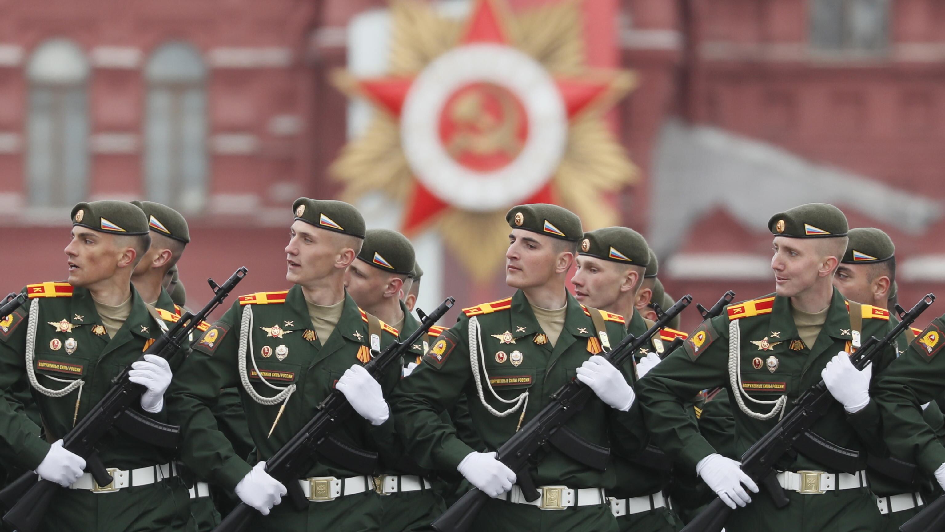I militari sulla Piazza rossa. E Putin svela i motivi della guerra