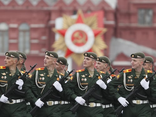 I militari sulla Piazza rossa. E Putin svela i motivi della guerra