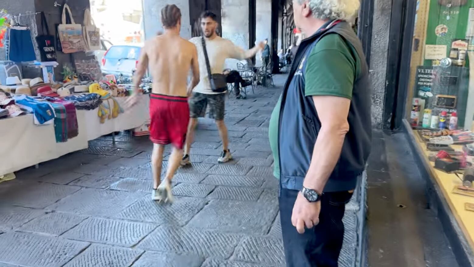 Rissa tra stranieri durante un'intervista sulla sicurezza. E in ospedale uno dei due estrae un coltello