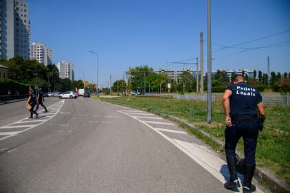 Incidente mortale in via Saponaro, Milano. Le immagini dell'auto rubata abbandonata dai pirati della strada 4