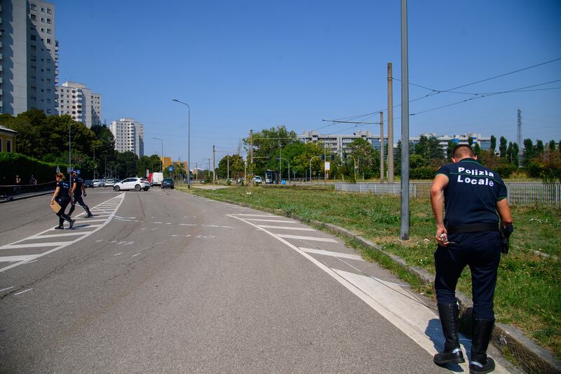 Incidente mortale in via Saponaro, Milano. Le immagini dell'auto rubata abbandonata dai pirati della strada 4