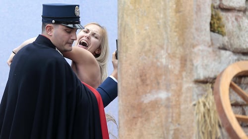 Vaticano, Femen ruba il Gesù del presepe 6