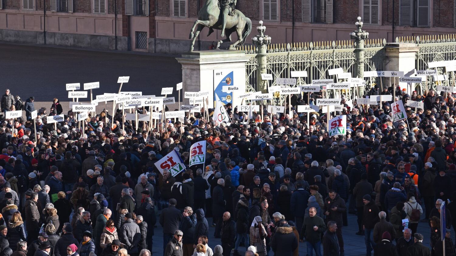 L'urlo silenzioso della folla contro i dilettanti al potere