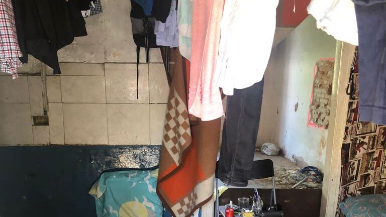 Migranti irregolari nella cascina a rischio crollo: ancora un fallimento del Pd