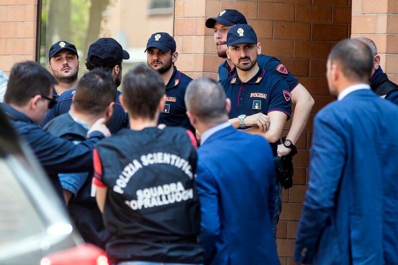 Omicidio-suicidio di Roma: l'arrivo della scientifica e il ritrovamento dell'auto dell'assassino 3