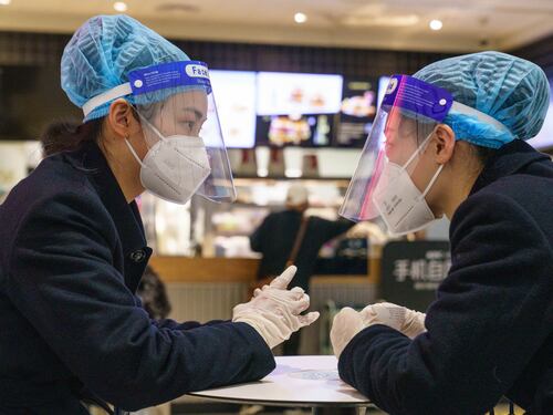 Ue, solo un mini accordo. "Test Covid raccomandato per chi parte dalla Cina"