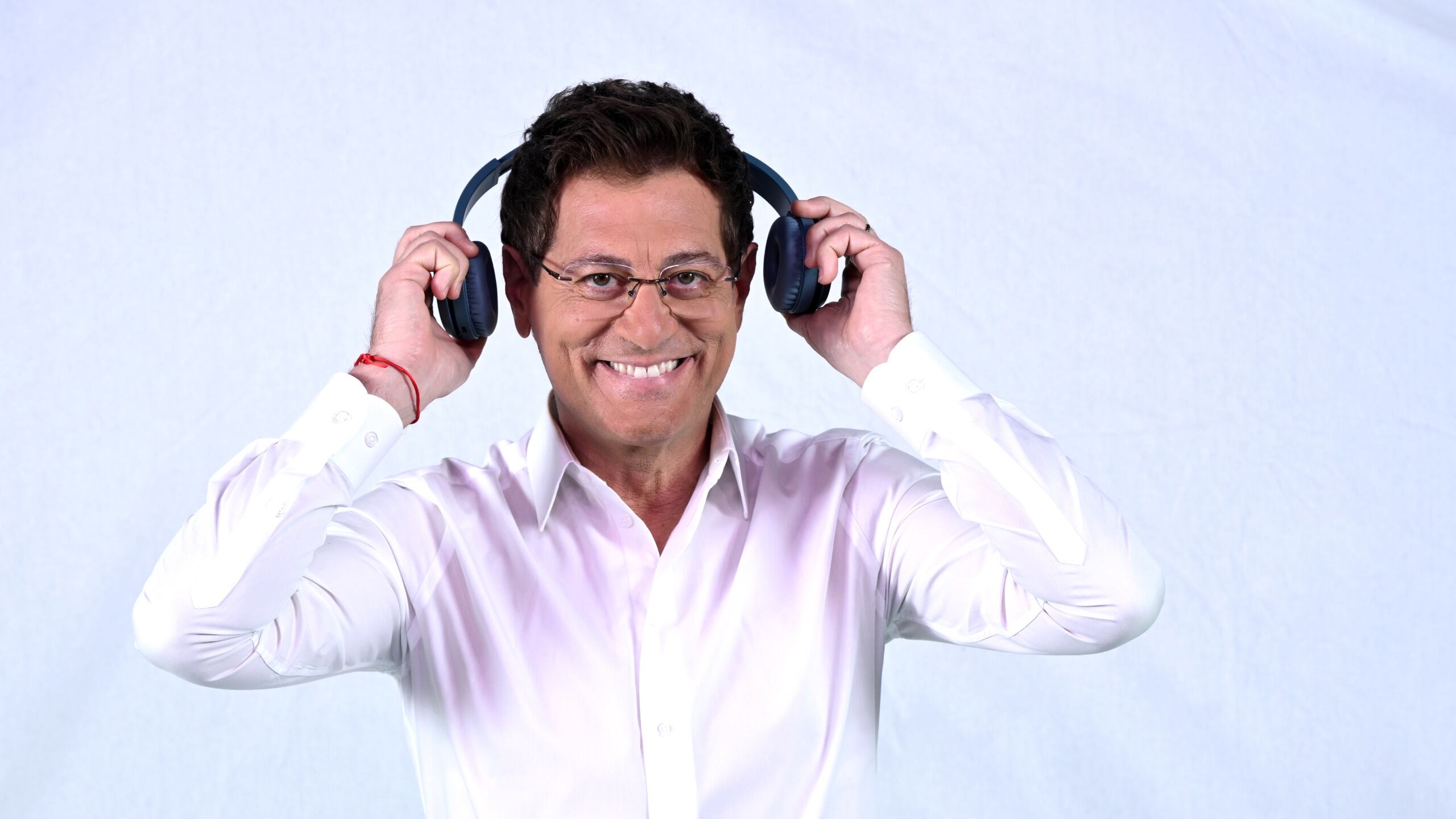 “Sarabanda” torna su Canale 5: Enrico Papi riporta il celebre quiz musicale nel preserale