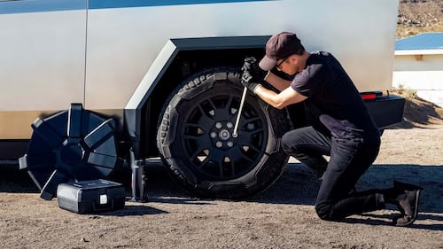 Tesla Cybertruck, gli accessori più strani: guarda tutte le foto  4
