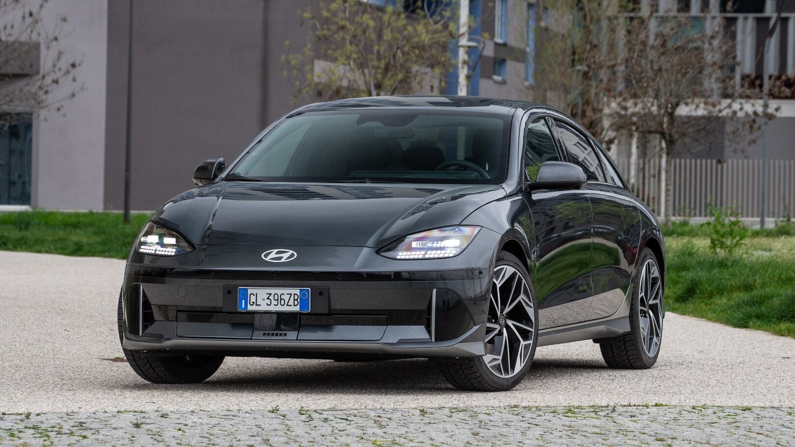 Hyundai IONIQ 6: la prova dell'auto che sfida Tesla