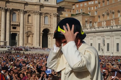 Il Papa indossa il casco da pompiere 5