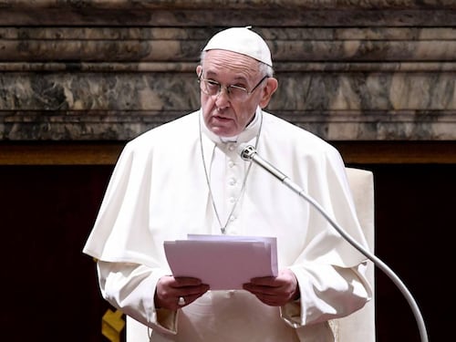 "Rischia di fare caz...". E al cardinale favorito dal Papa scappa la parolaccia