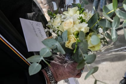 Fiori e peluche per Domenico fuori dall'ospedale 4