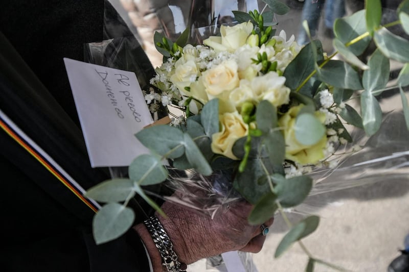Fiori e peluche per Domenico fuori dall'ospedale 4