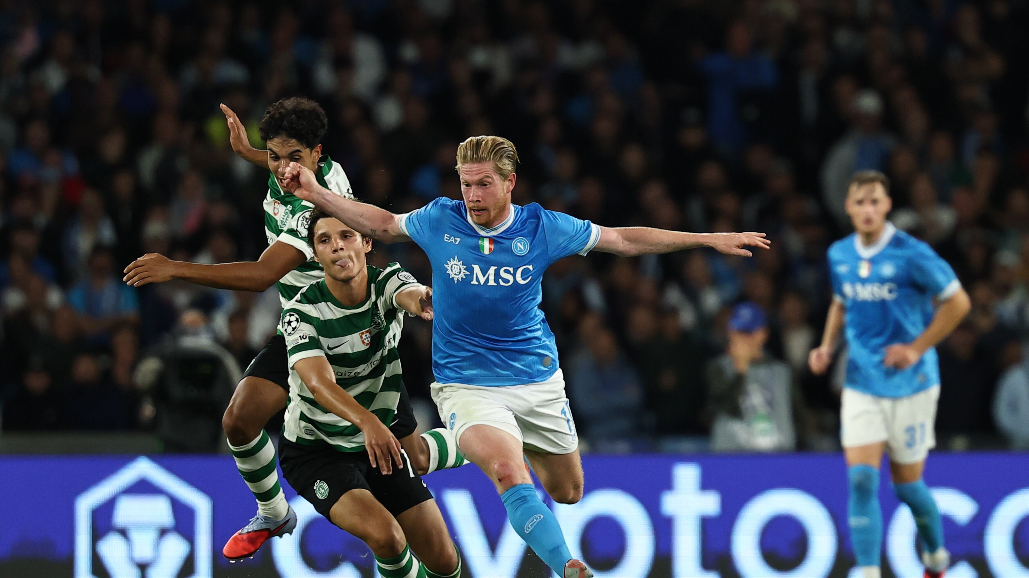 Il Napoli soffre ma piega per 2-1 lo Sporting Lisbona grazie alla doppietta di Hojlund