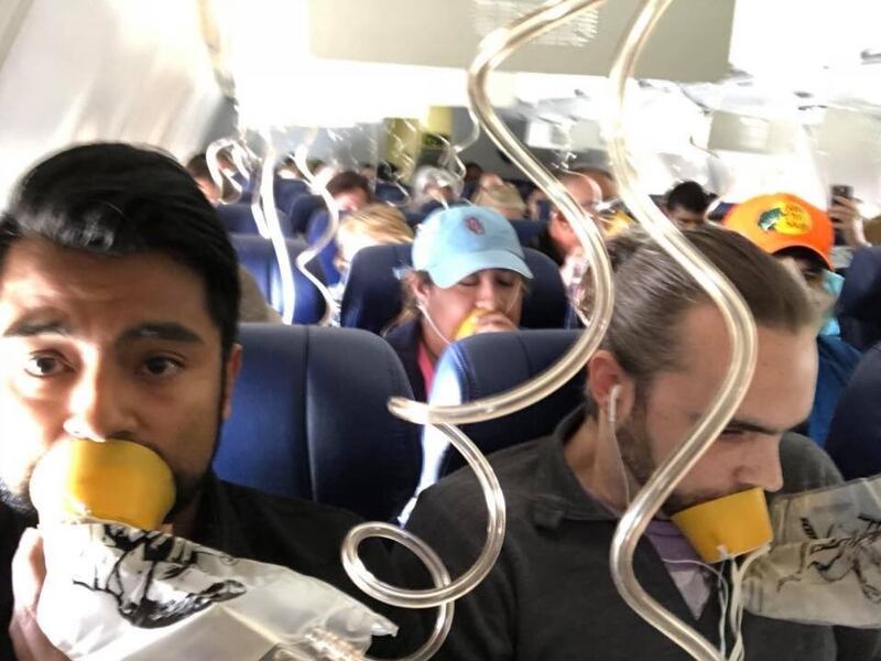 Esplode motore in volo: atterraggio di emergenza in Usa 7