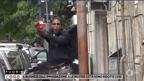 "Sono uscito dalla galera". E lo straniero aggredusce la giornalista di Rete 4 e distrugge la telecamera