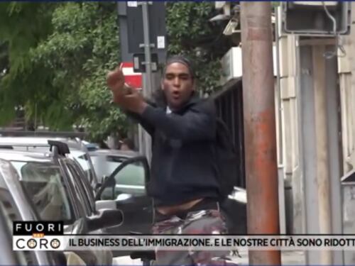 "Sono uscito dalla galera". E lo straniero aggredusce la giornalista di Rete 4 e distrugge la telecamera