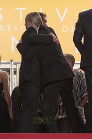 Neanche uno sguardo tra Charlize Theron e Sean Penn, poi quel saluto affettuoso 7