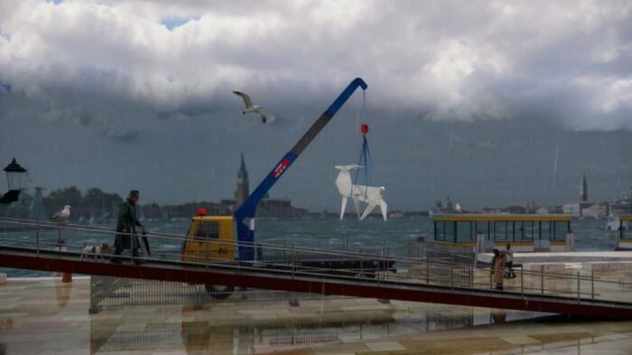 E a Venezia il cervo ucraino sorveglia il Padiglione russo...