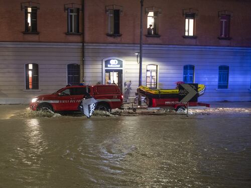 Alluvioni senza sosta, una vittima a Bologna. L'Italia è sott'acqua